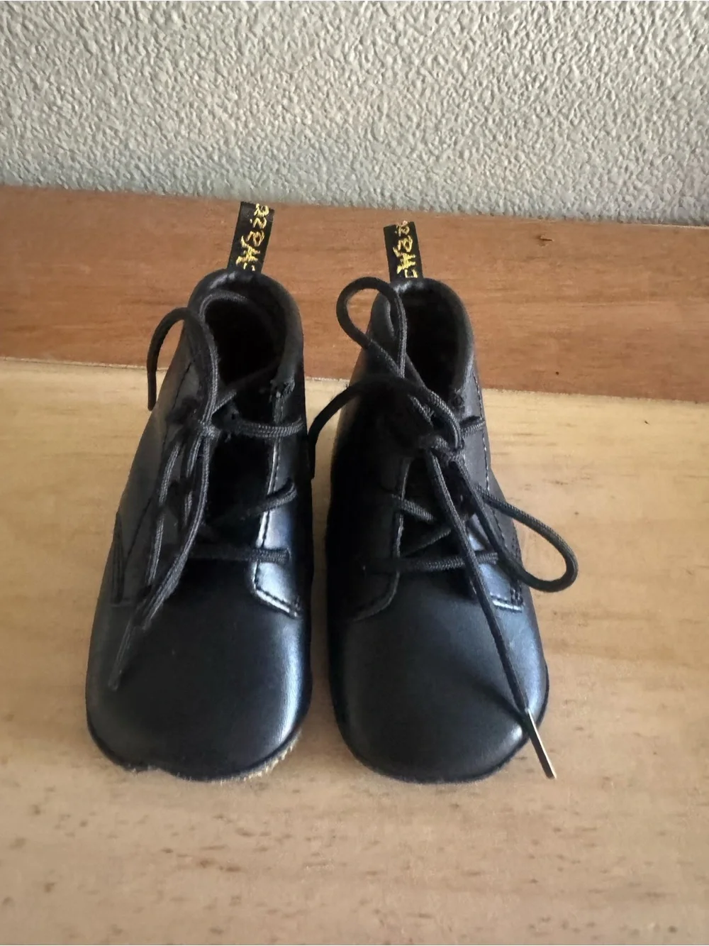 DR MARTENS NEWBORN 1460 AUBURN LEATHER black booties size 4